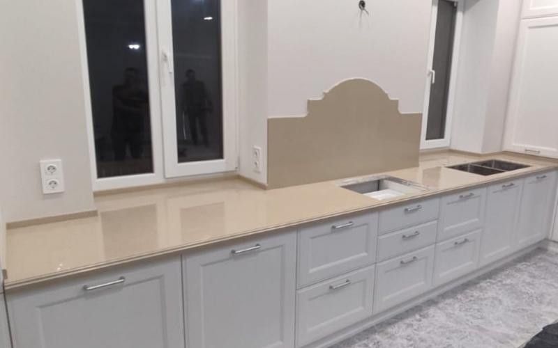 Изготовление кухонной столешницы с подоконниками из искусственного камня